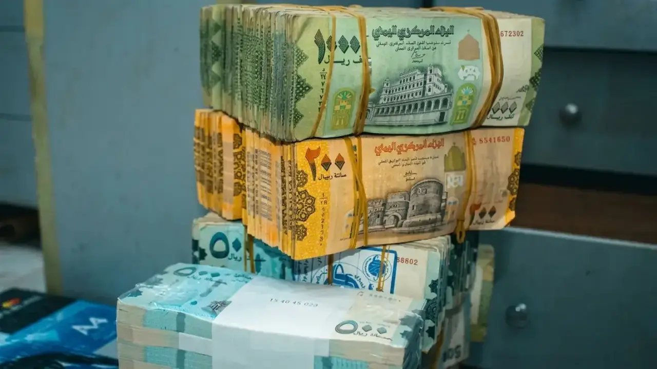 مستشار الجمهورية يكشف تفاصيل نهب الحوثي 1.8 تريليون ريال وتأثيرها على البنوك